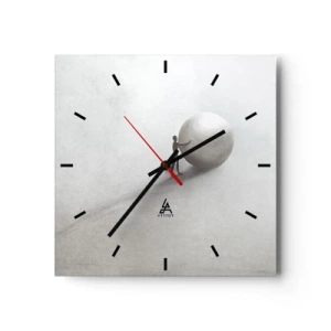 Wanduhr - Glasuhr - Eine minimalistische Figur mit einem Ball auf einem hellen, monochromen Hintergrund. - 30x30cm - Das Spiel des Lebens - Moderne Wanddekoration für Wohnzimmer und Schlafzimmer ARTTOR