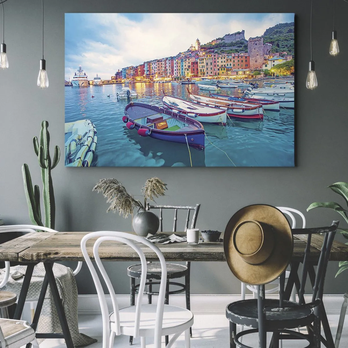 Bild auf Leinwand - Leinwandbild - Eine bunte Stadt am Wasser mit Booten im Hafen - 100x70cm - Bunter Abend im Hafen - Moderne Wanddekoration für Wohnzimmer und Schlafzimmer ARTTOR