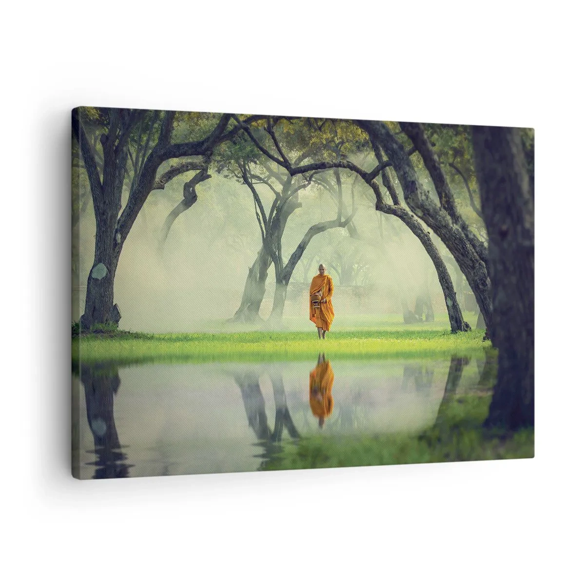 Bild auf Leinwand - Leinwandbild - Ein Mönch in einer orangefarbenen Robe in einem Wald mit nebligem Hintergrund und Spiegelung im Wasser. - 70x50cm - Auf dem Weg zur Erleuchtung - Moderne Wanddekoration für Wohnzimmer und Schlafzimmer ARTTOR