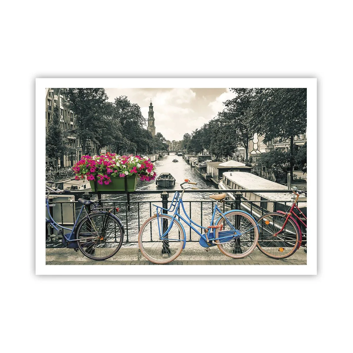 Poster - Eine Brücke mit Fahrrädern und Blumen über einem Kanal in Amsterdam - 100x70cm - Die Farben der Amsterdamer Straße - Moderne Wanddekoration für Wohnzimmer und Schlafzimmer ARTTOR
