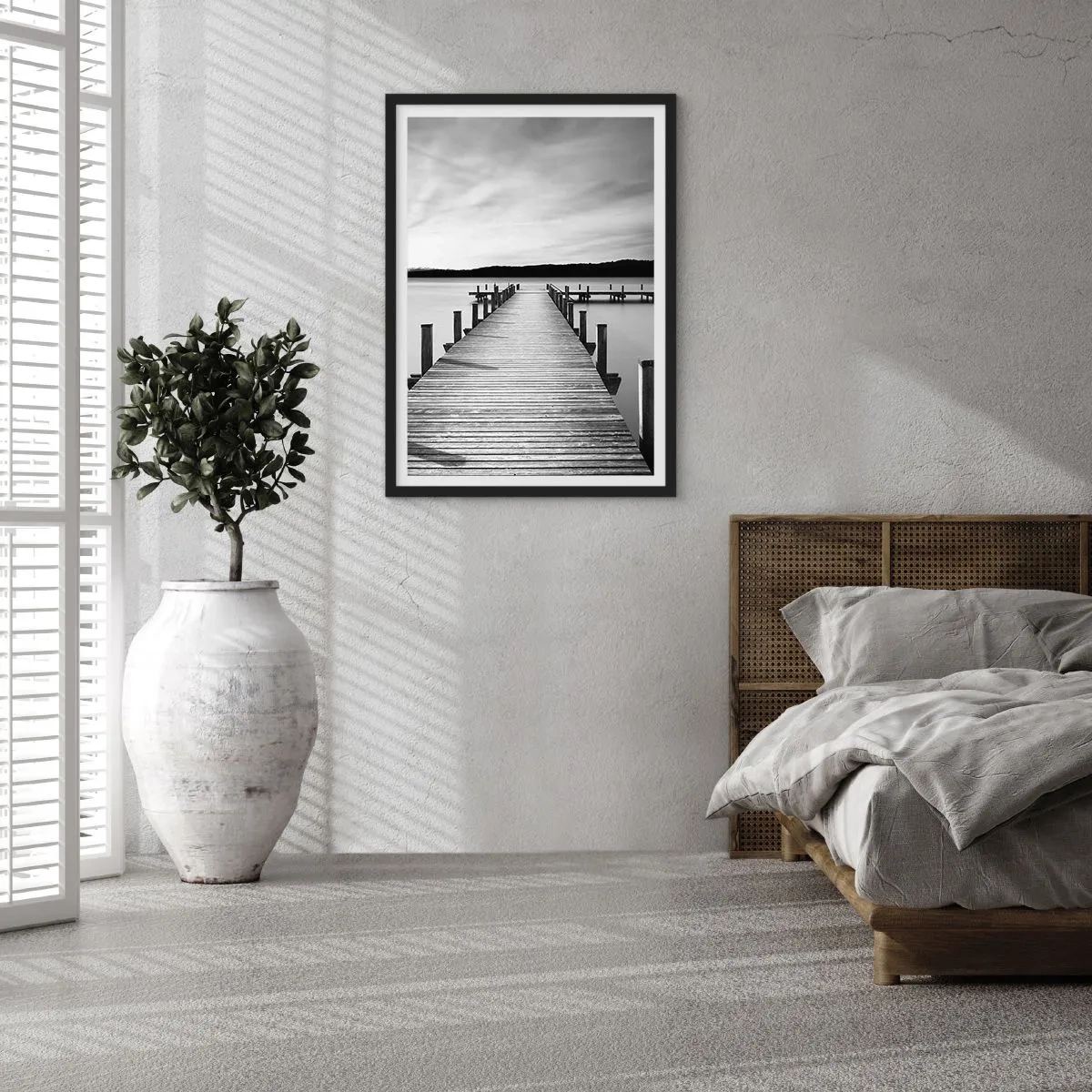 Poster in einem schwarzem Rahmen - Holzsteg über einem ruhigen See in Schwarz und Weiß - 50x70cm - An der Wasserstelle - Ruhe - Moderne Wanddekoration für Wohnzimmer und Schlafzimmer ARTTOR