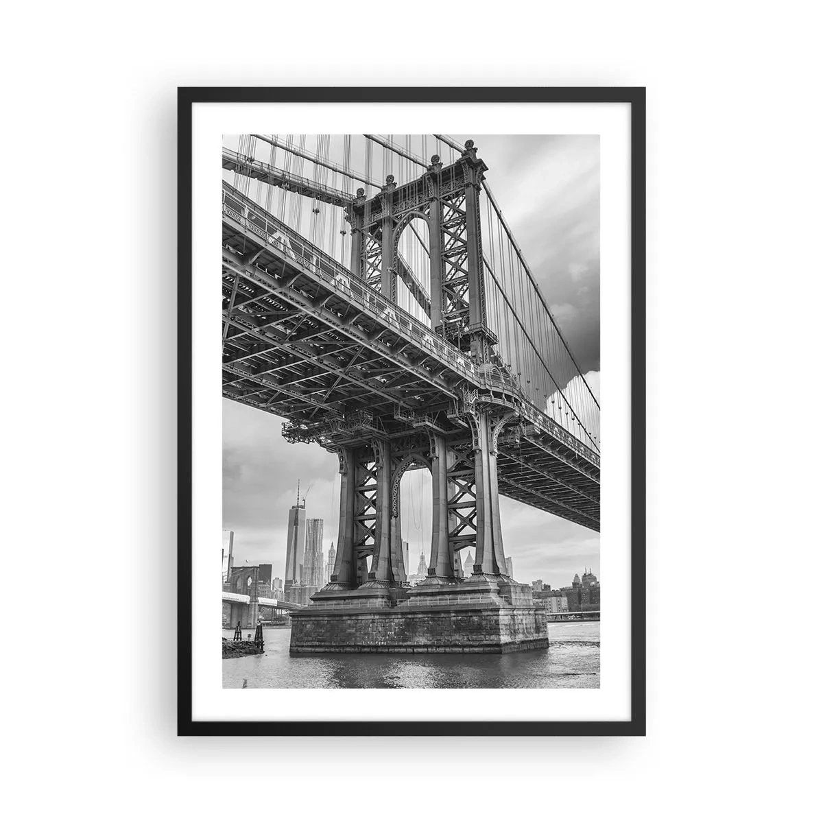Poster in einem schwarzem Rahmen - Eine Brücke in Schwarz-Weiß vor dem Hintergrund einer Stadtlandschaft - 50x70cm - Ins Herz der Stadt - Moderne Wanddekoration für Wohnzimmer und Schlafzimmer ARTTOR