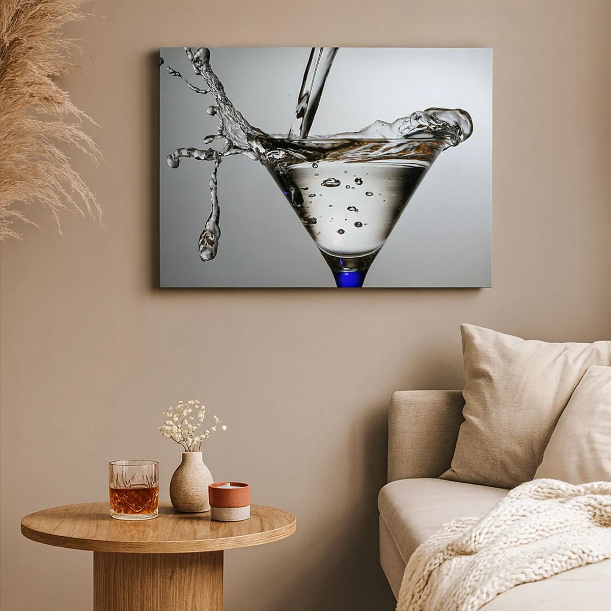 Bild auf Leinwand - Leinwandbild - Martini-Glas mit dynamischem Wasserspritzer auf hellem Hintergrund. - 70x50cm - Am Rand der Tasse - Moderne Wanddekoration für Wohnzimmer und Schlafzimmer ARTTOR