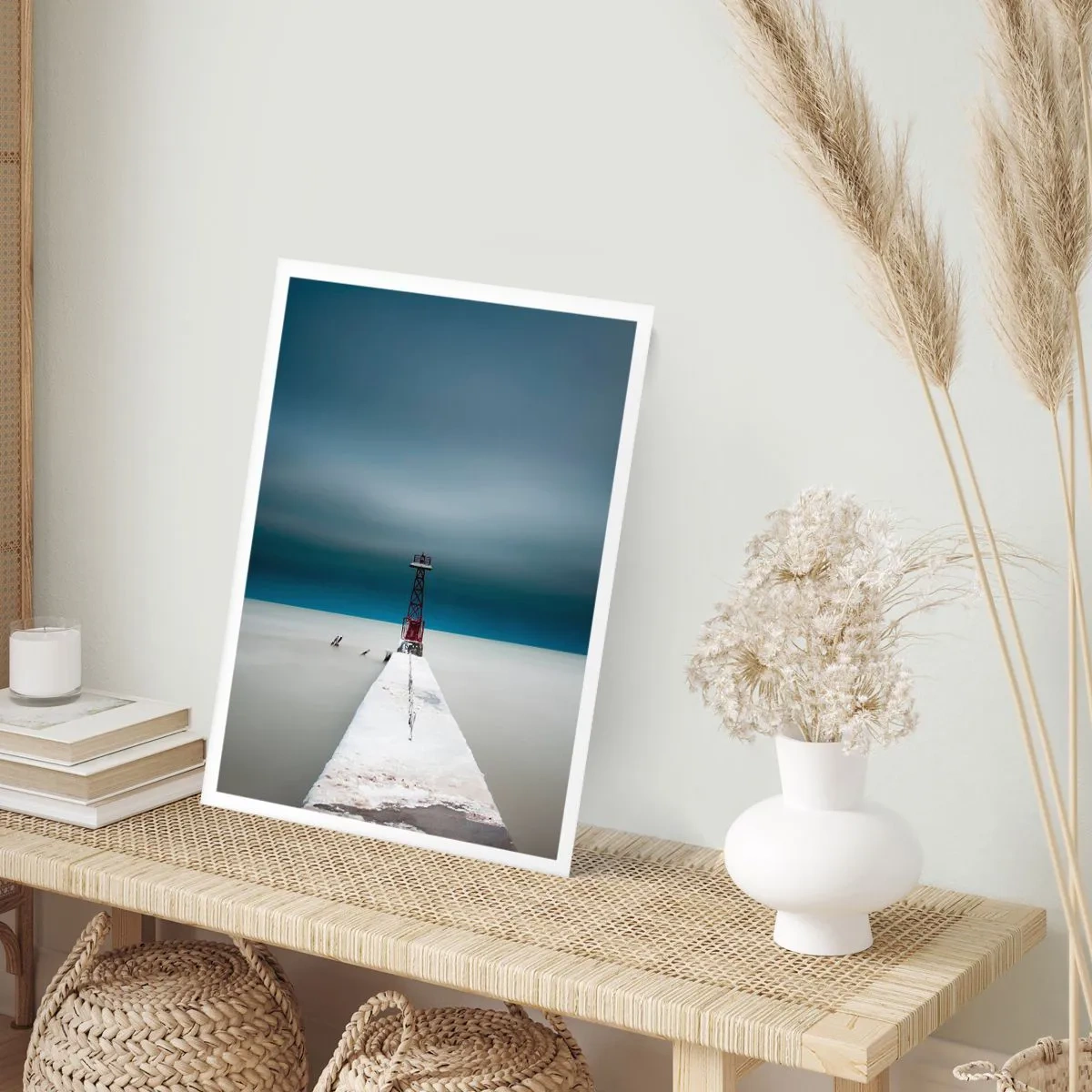 Poster - Ein Leuchtturm am Ende des Piers im minimalistischen Stil - 50x70cm - Um der Weite zu begegnen - Moderne Wanddekoration für Wohnzimmer und Schlafzimmer ARTTOR