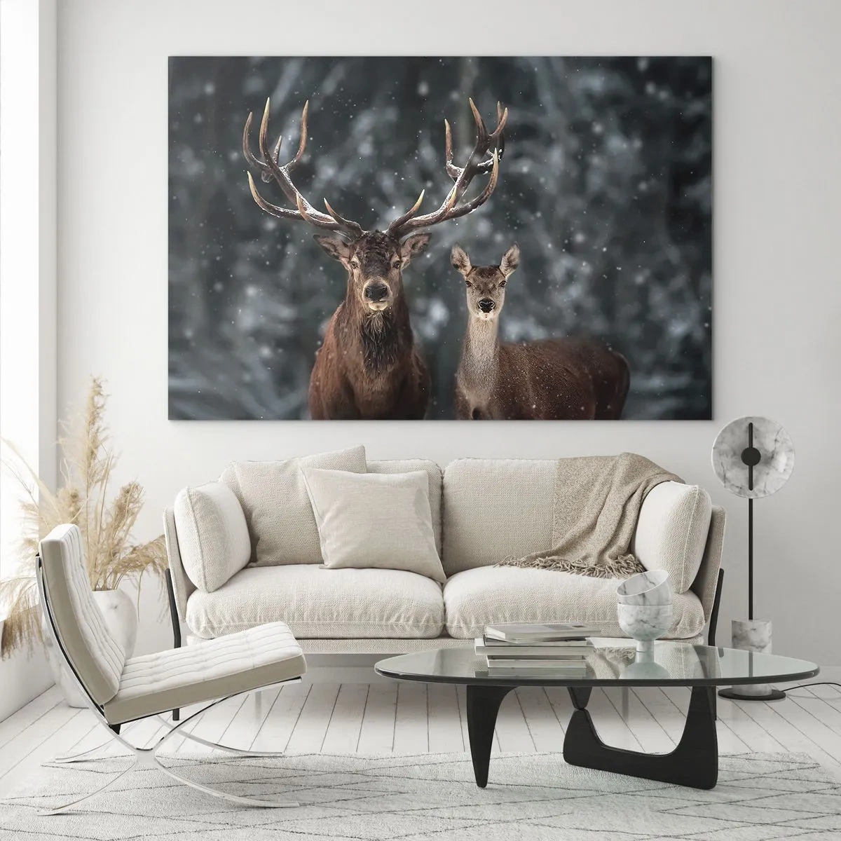 Glasbild - Bild auf glas - Ein Hirsch und eine Hirschkuh in einem schneebedeckten Winterwald - 70x50cm - Herr des Waldes mit seiner Frau - Moderne Wanddekoration für Wohnzimmer und Schlafzimmer ARTTOR