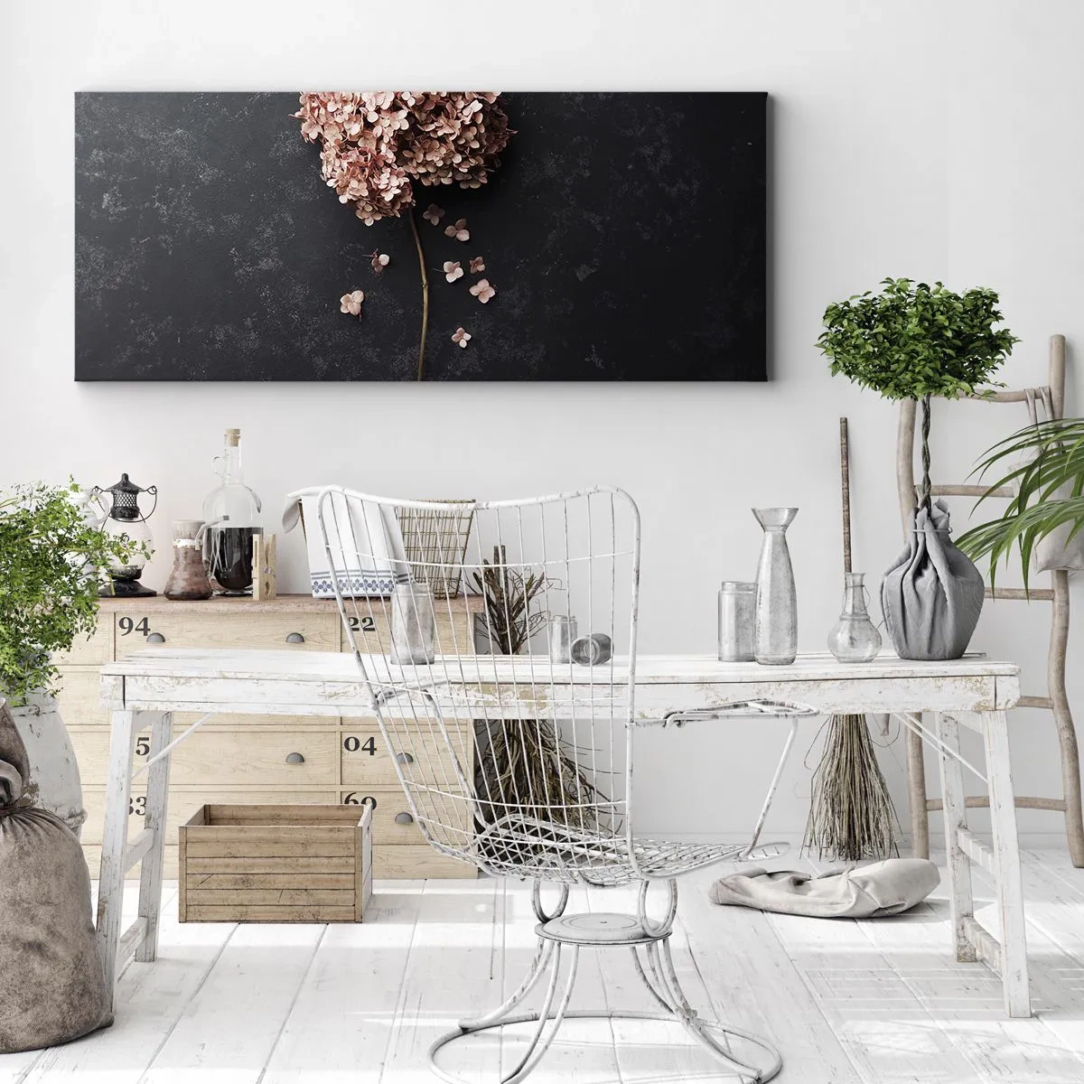 Bild auf Leinwand - Leinwandbild - Eine zarte Hortensienblüte auf dunklem Hintergrund - 120x50cm - Wirklich romantisches Zeichen - Moderne Wanddekoration für Wohnzimmer und Schlafzimmer ARTTOR