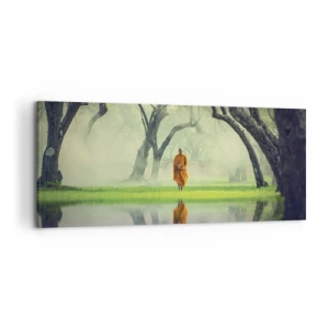 Bild auf Leinwand - Leinwandbild - Ein Mönch in einer orangefarbenen Robe in einem Wald mit nebligem Hintergrund und Spiegelung im Wasser. - 120x50cm - Auf dem Weg zur Erleuchtung - Moderne Wanddekoration für Wohnzimmer und Schlafzimmer ARTTOR