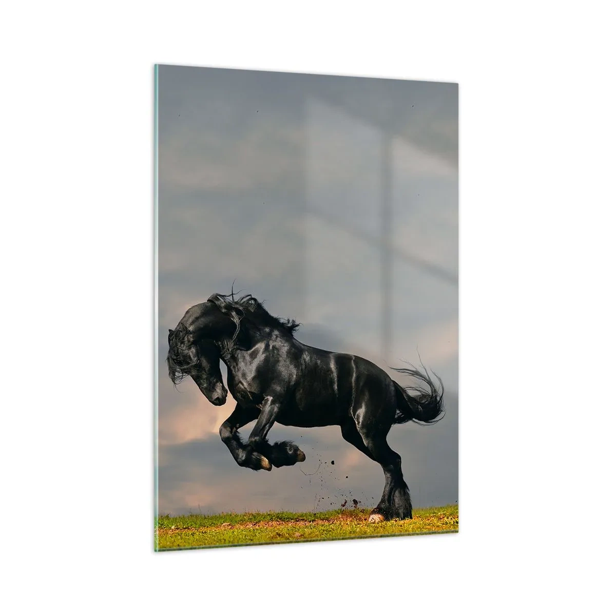 Glasbild - Bild auf glas - Ein dunkles Pferd in einem dynamischen Sprung vor einem bewölkten Himmel - 50x70cm - Schön und frei - Moderne Wanddekoration für Wohnzimmer und Schlafzimmer ARTTOR