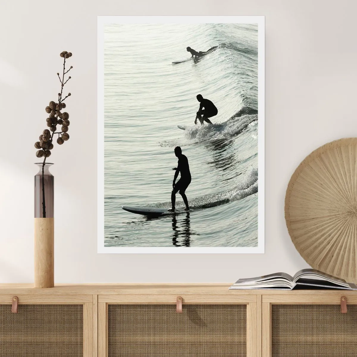 Poster - Drei Surfer reiten in monochromem Stil auf den Wellen - 50x70cm - Gegen die Welle - Moderne Wanddekoration für Wohnzimmer und Schlafzimmer ARTTOR