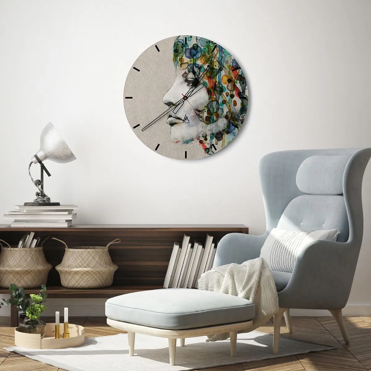 Wanduhr - Glasuhr - Künstlerisches Gesichtsprofil mit bunten Akzenten auf grauem Hintergrund - 30x30cm - Sie tauchte aus dem Grau auf - Moderne Wanddekoration für Wohnzimmer, Küche und Schlafzimmer ARTTOR