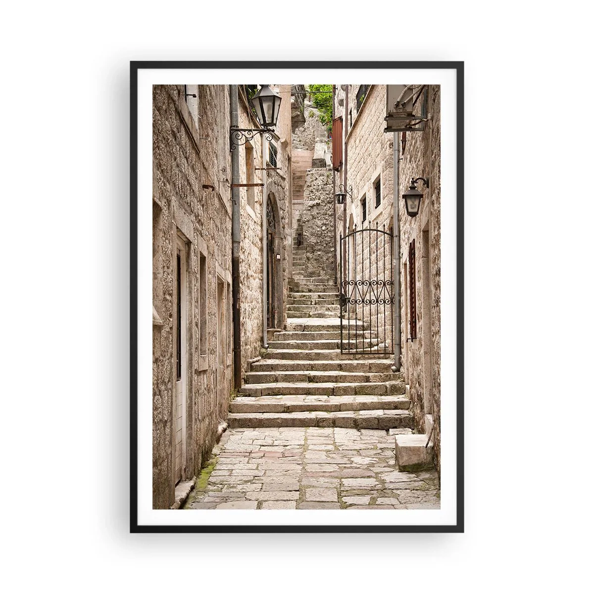 Poster in einem schwarzem Rahmen - Eine magische alte Gasse - 70x100 cm
