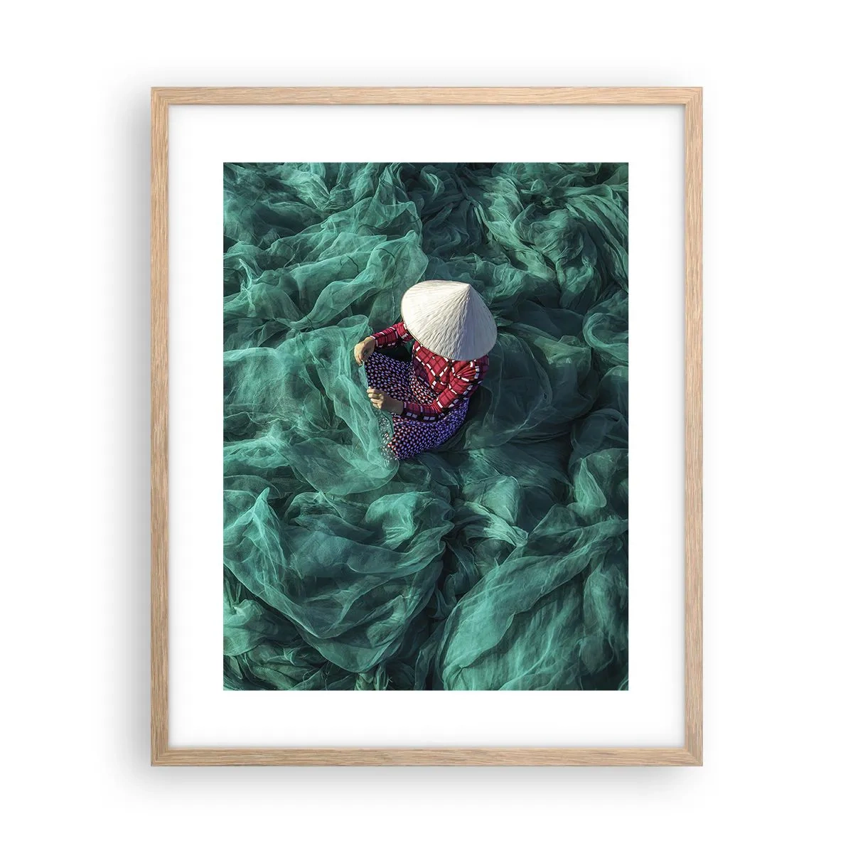 Poster in einem Rahmen aus heller Eiche - In einem Meer aus Netzen - 40x50 cm
