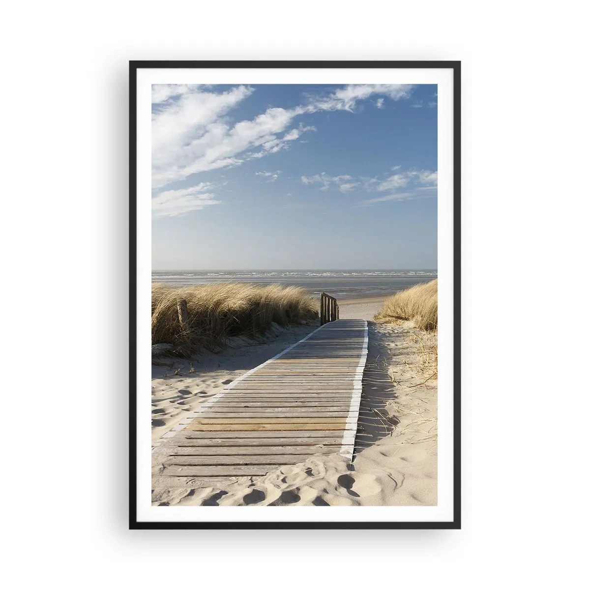 Poster in einem schwarzem Rahmen - Hinter der Düne, im Rauschen des Grases - 70x100 cm