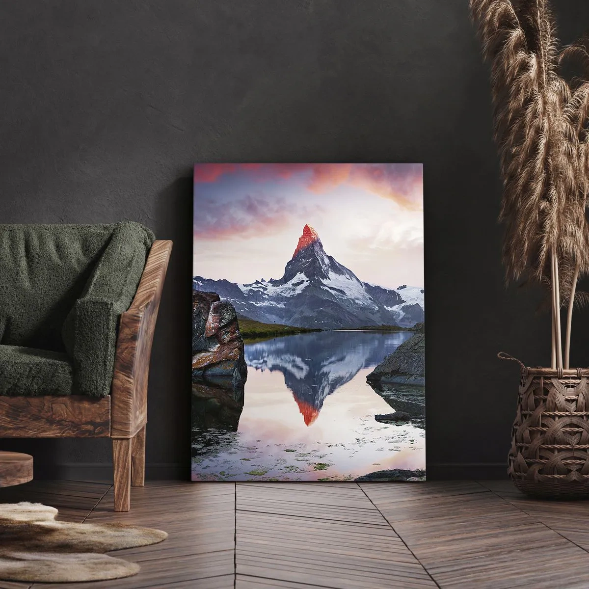 Bild auf Leinwand - Leinwandbild - Ein Berggipfel spiegelt sich bei Sonnenuntergang in einem See - 80x120cm - Das Herz der Berge ist heiß - Moderne Wanddekoration für Wohnzimmer und Schlafzimmer ARTTOR