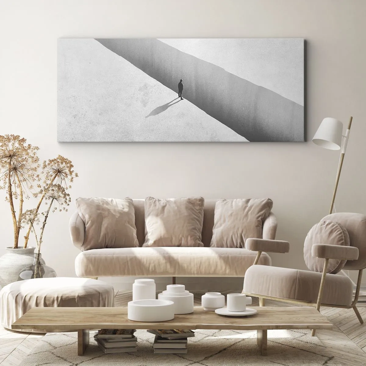 Bild auf Leinwand - Leinwandbild - Eine einsame Gestalt steht in einer monochromen Umgebung über einem tiefen Abgrund. - 120x50cm - Klares Ziel - Moderne Wanddekoration für Wohnzimmer und Schlafzimmer ARTTOR