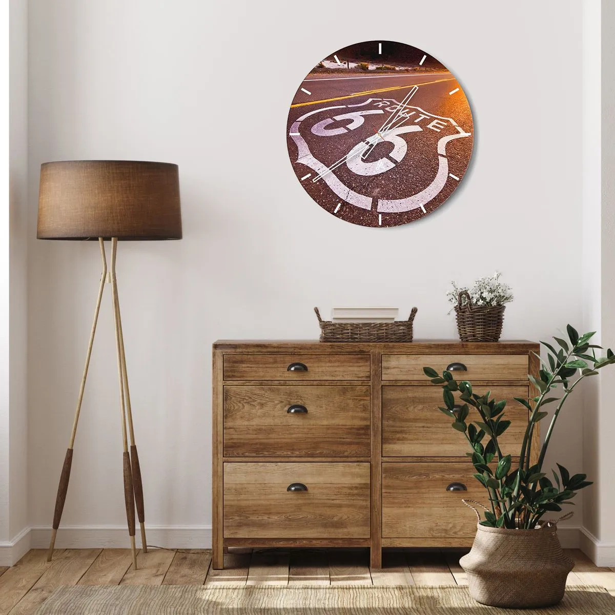 Wanduhr - Glasuhr - Route 66-Symbol auf einer asphaltierten Straße bei Sonnenuntergang - 30x30cm - Die berühmte Straße 66 - Moderne Wanddekoration für Wohnzimmer, Küche und Schlafzimmer ARTTOR