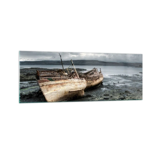 Glasbild - Bild auf glas - Verlassene Boote am Ufer in einer regnerischen Szene - 140x50cm - „Als Zeichen würdevoller Härten“ - Moderne Wanddekoration für Wohnzimmer und Schlafzimmer ARTTOR