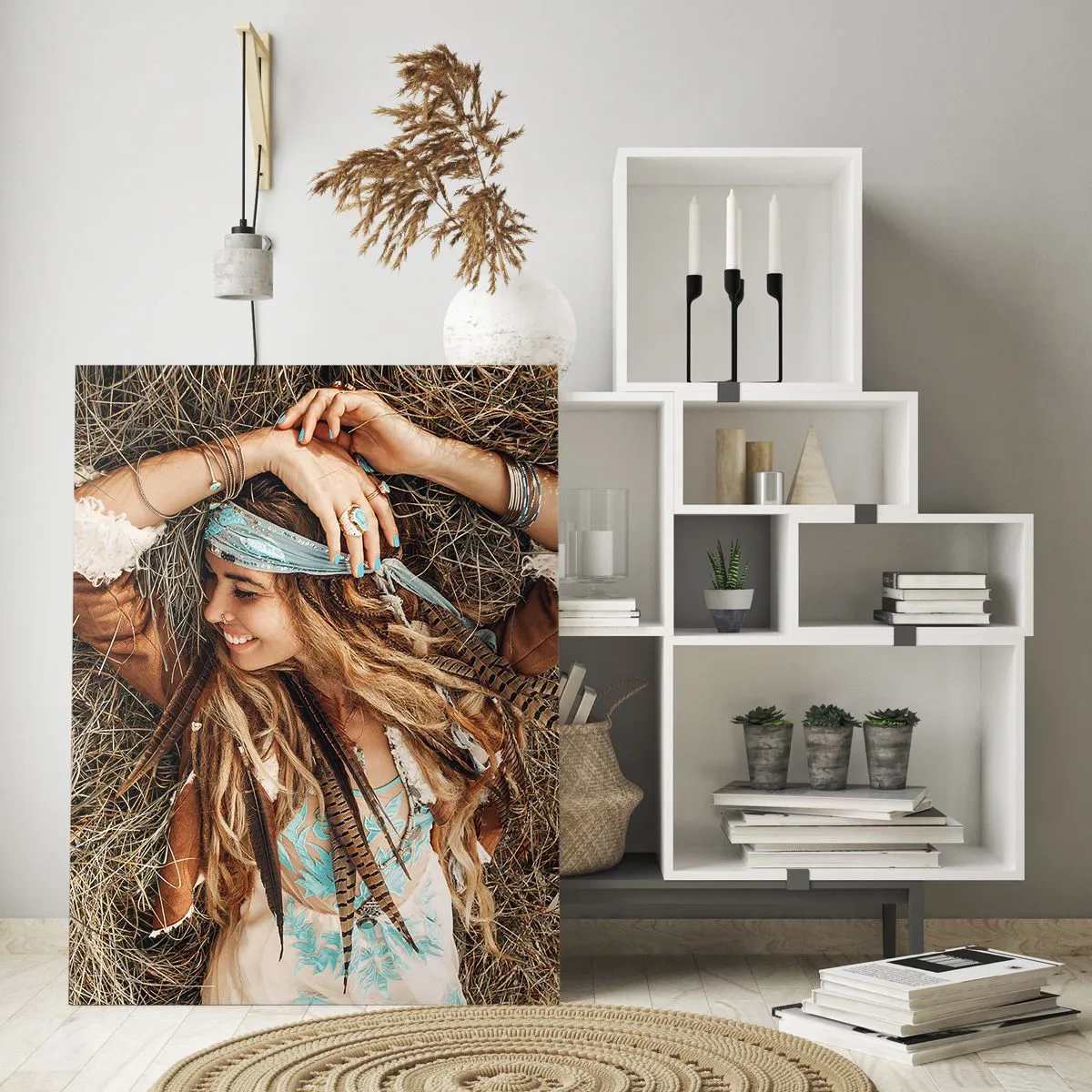 Glasbild - Bild auf glas - Frau im Boho-Stil liegt auf Heu - 70x100cm - Auf dem Weg in den Sommer der Liebe - Moderne Wanddekoration für Wohnzimmer und Schlafzimmer ARTTOR