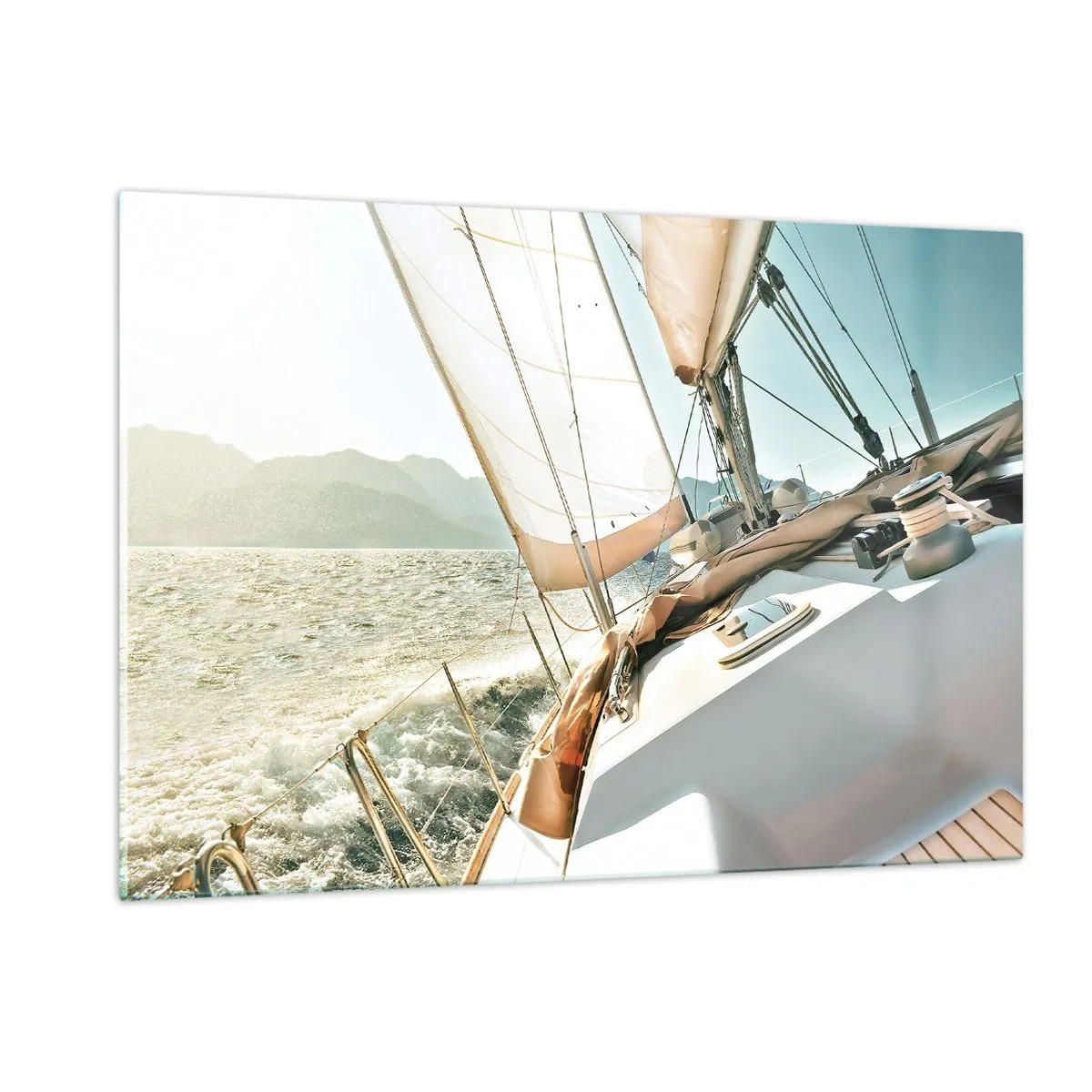Glasbild - Bild auf glas - Eine Segelyacht vor der Kulisse von Bergen und blauem Himmel - 120x80cm - Unter vollen Segeln - Moderne Wanddekoration für Wohnzimmer und Schlafzimmer ARTTOR