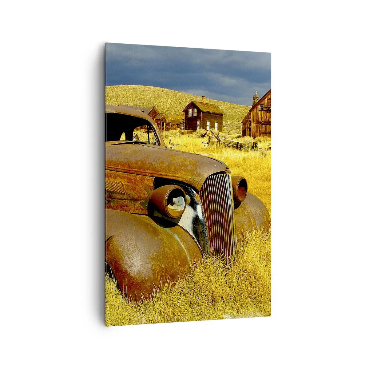 Bild auf Leinwand - Leinwandbild - Ein altes rostiges Auto vor dem Hintergrund verlassener Holzhütten - 80x120cm - Eine wohlverdiente Ruhe - Moderne Wanddekoration für Wohnzimmer und Schlafzimmer ARTTOR