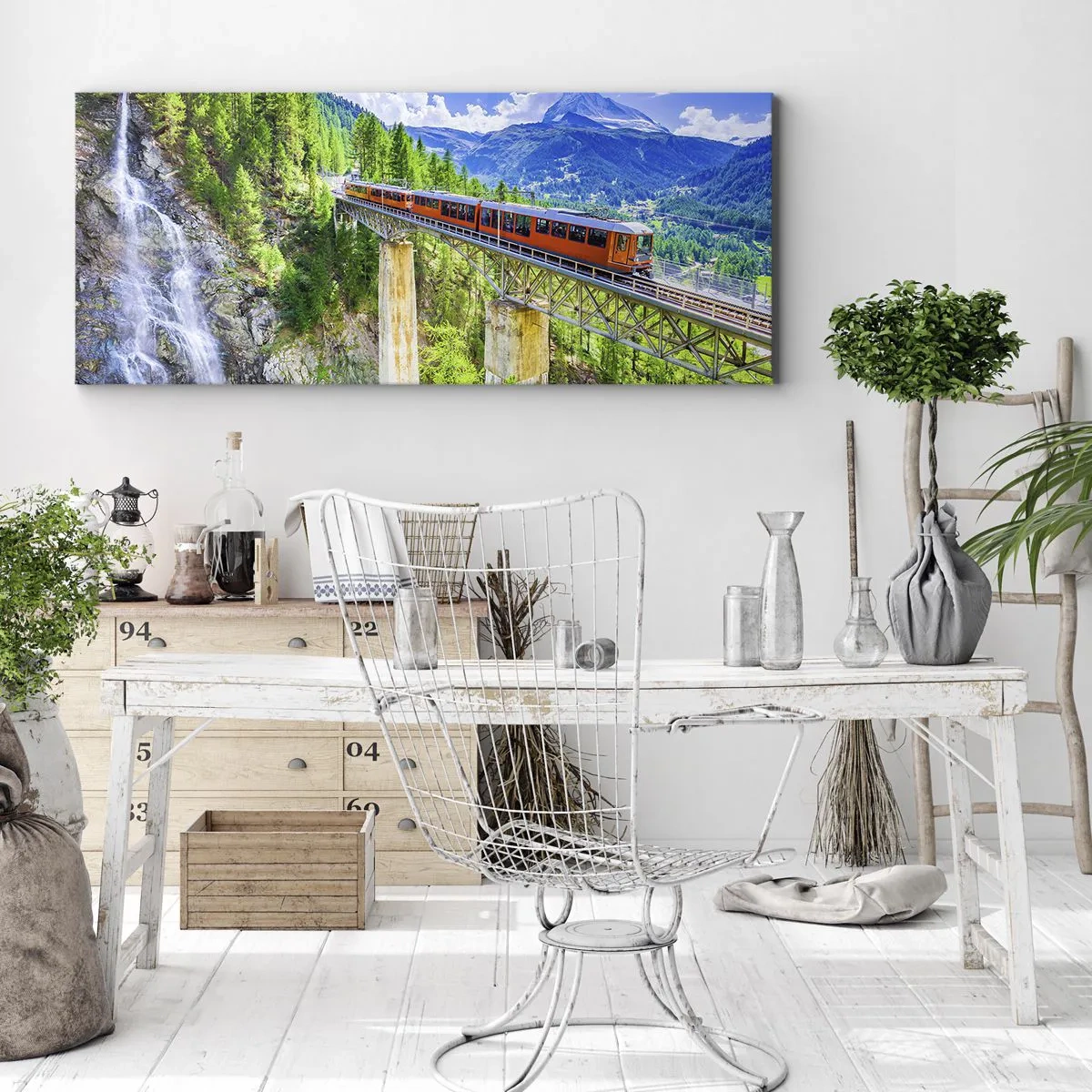 Bild auf Leinwand - Leinwandbild - Eine Achterbahn auf einer Brücke mit Blick auf einen Wasserfall und Berge - 140x50cm - Jetzt sind Alpen dran - Moderne Wanddekoration für Wohnzimmer und Schlafzimmer ARTTOR