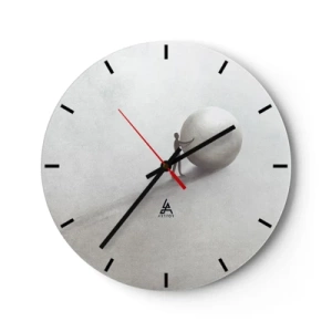 Wanduhr - Glasuhr - In einer symbolischen Szene schiebt eine Figur einen Ball über einen hellen Wüstenhintergrund. - 30x30cm - Das Spiel des Lebens - Moderne Wanddekoration für Wohnzimmer, Küche und Schlafzimmer ARTTOR