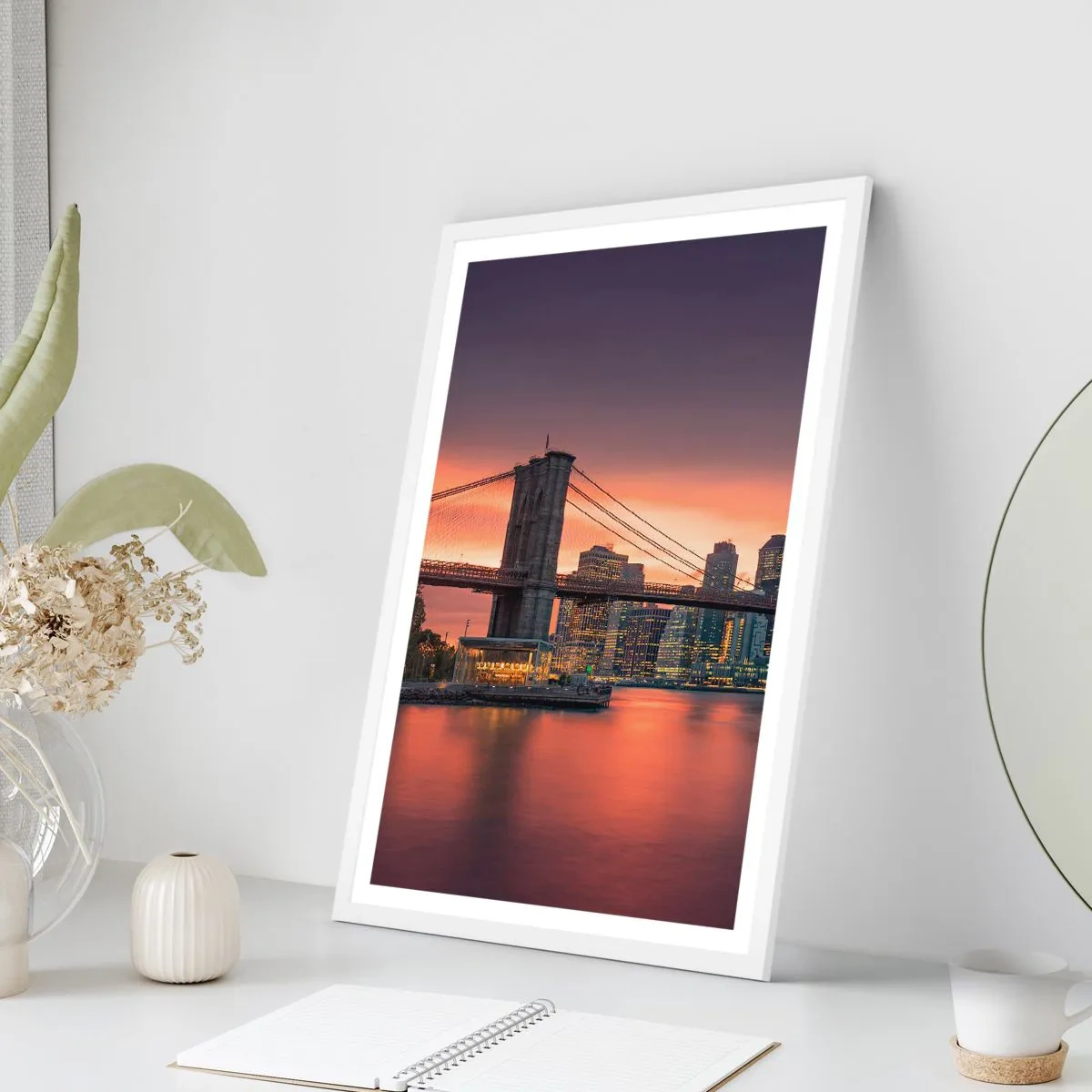 Poster in einem weißen Rahmen - Eingetaucht in lila Stille - 70x100 cm