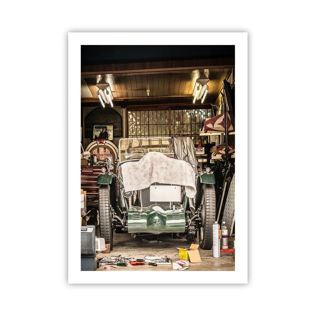Poster - Ein Oldtimer in einer Garage, umgeben von Werkzeugen - 50x70cm - Zurück in die Vergangenheit - Moderne Wanddekoration für Wohnzimmer und Schlafzimmer ARTTOR