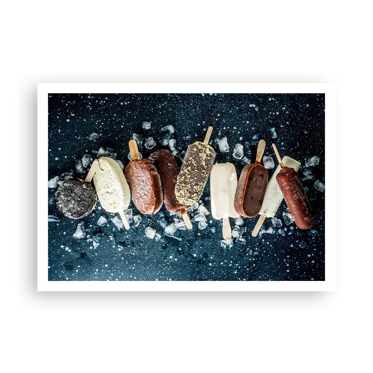 Poster - Bunte Eislutscher auf Eis mit dunklem Hintergrund angeordnet - 100x70cm - Geschmack des heißen Sommers - Moderne Wanddekoration für Wohnzimmer und Schlafzimmer ARTTOR