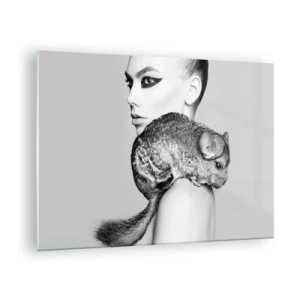 Glasbild - Bild auf glas - Porträt einer Frau mit einem Chinchilla in Schwarz-Weiß - 70x50cm - Dame mit einem Chinchilla - Moderne Wanddekoration für Wohnzimmer und Schlafzimmer ARTTOR