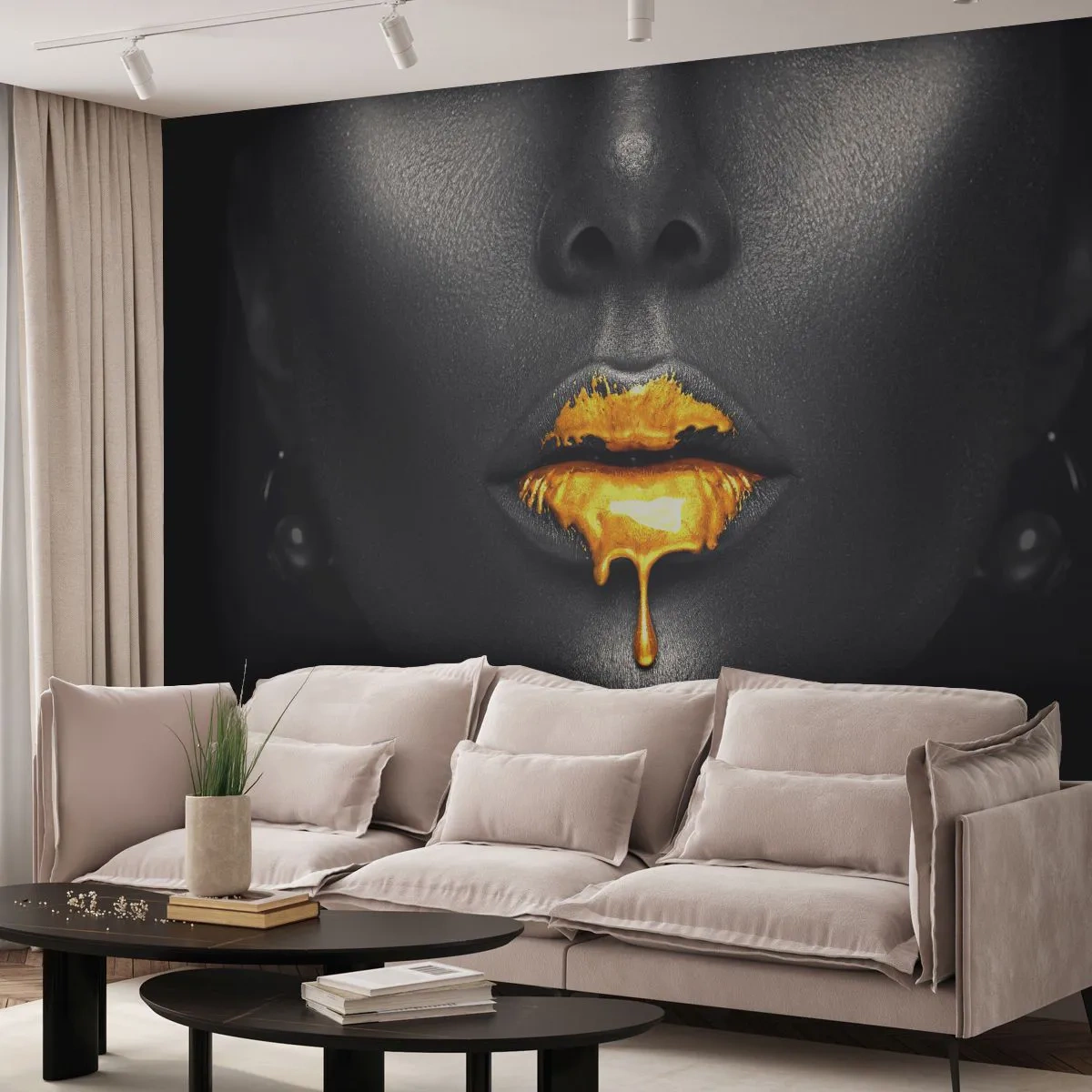 Fototapete Premium Sand - Porträt einer Frau mit schwarzer Haut und goldenen Lippen auf schwarzem Hintergrund - 100x70cm - Goldmaul - Moderne Wanddekoration für Wohnzimmer und Schlafzimmer ARTTOR