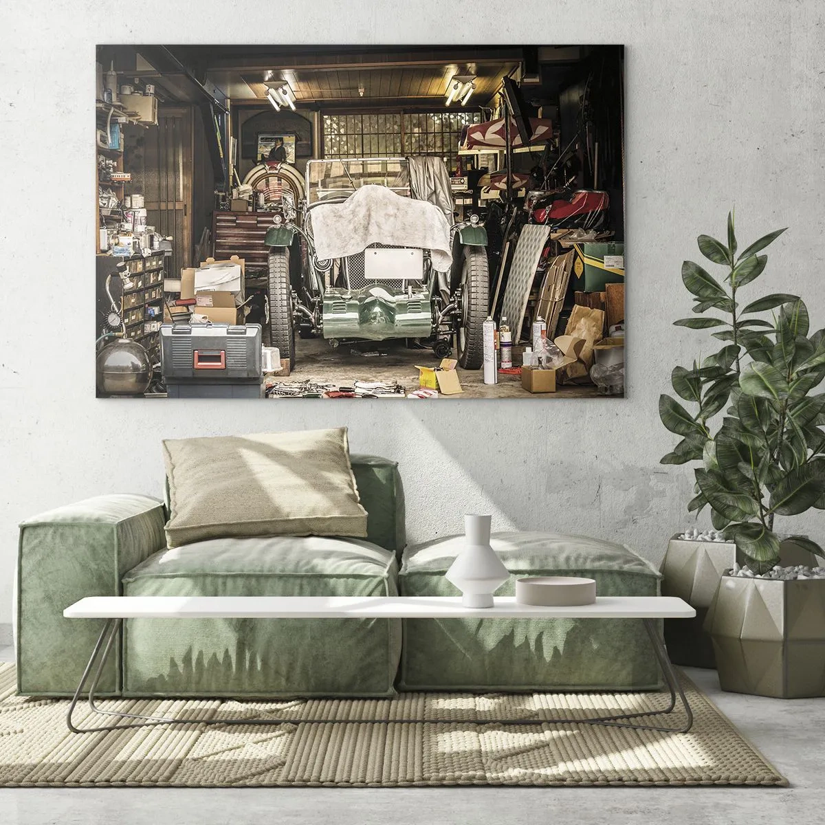 Glasbild - Bild auf glas - Vintage-Garage mit einem mit einem Tuch abgedeckten Auto, umgeben von Werkzeugen und Kisten - 100x70cm - Zurück in die Vergangenheit - Moderne Wanddekoration für Wohnzimmer und Schlafzimmer ARTTOR