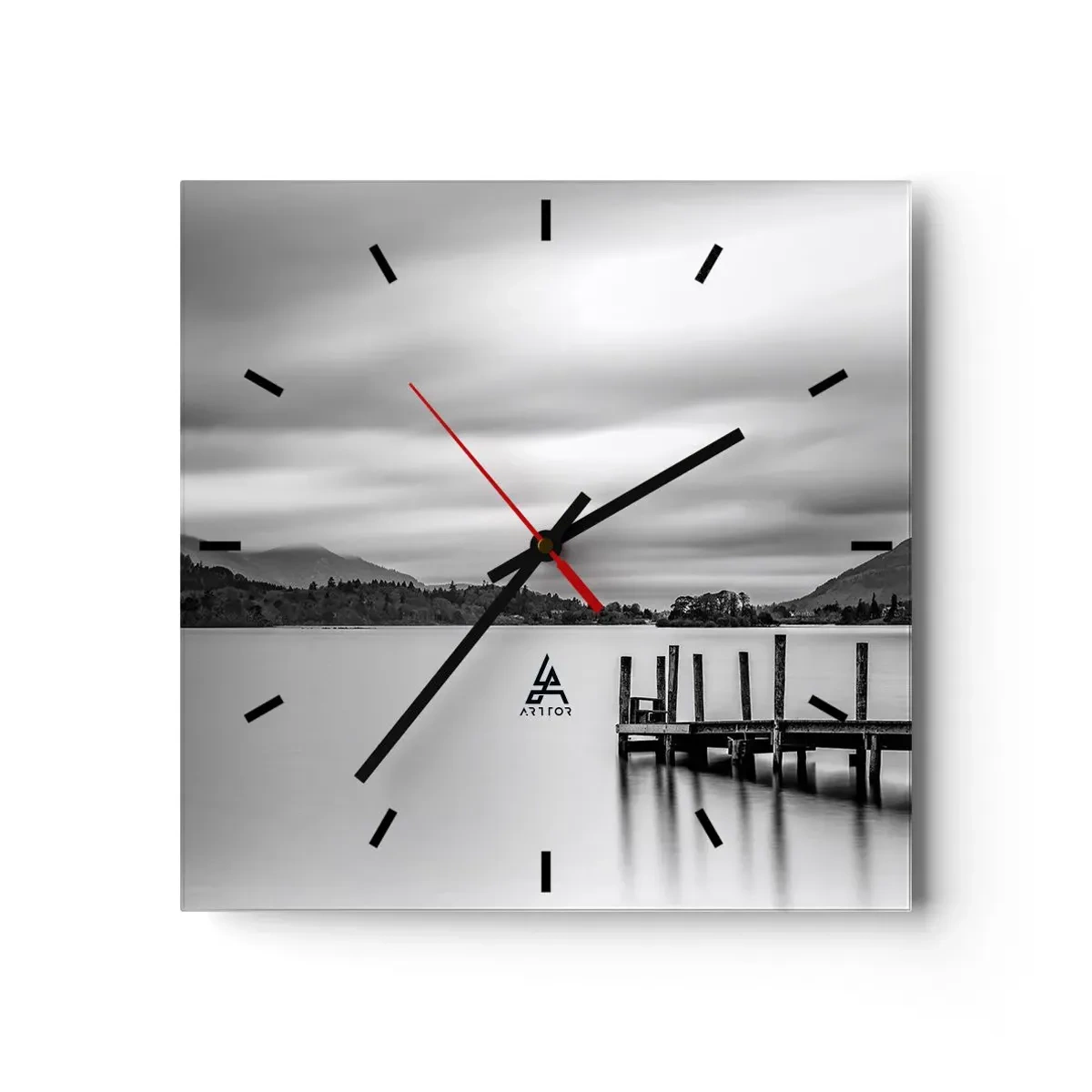 Wanduhr - Glasuhr - Schwarz-weiße Landschaft mit einem Pier über einem See - 30x30cm - Milde und Kraft - Moderne Wanddekoration für Wohnzimmer und Schlafzimmer ARTTOR