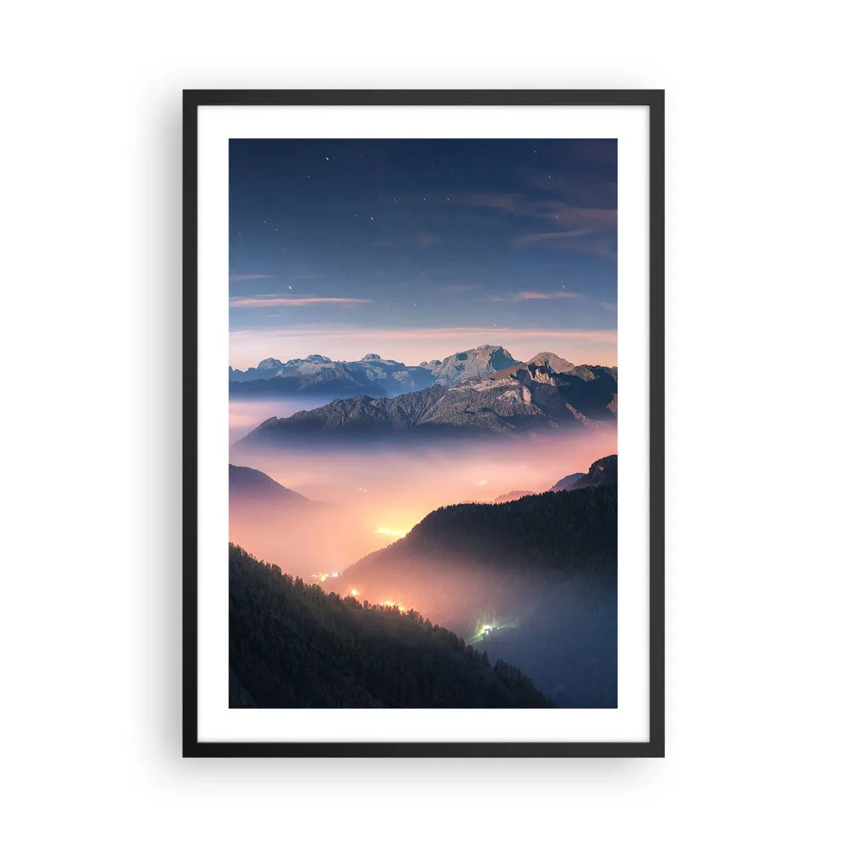 Poster in einem schwarzem Rahmen - Ein magischer Blick auf Bergtäler, die im Nachtlicht erleuchtet sind - 50x70cm - Licht in den Tälern - Moderne Wanddekoration für Wohnzimmer und Schlafzimmer ARTTOR