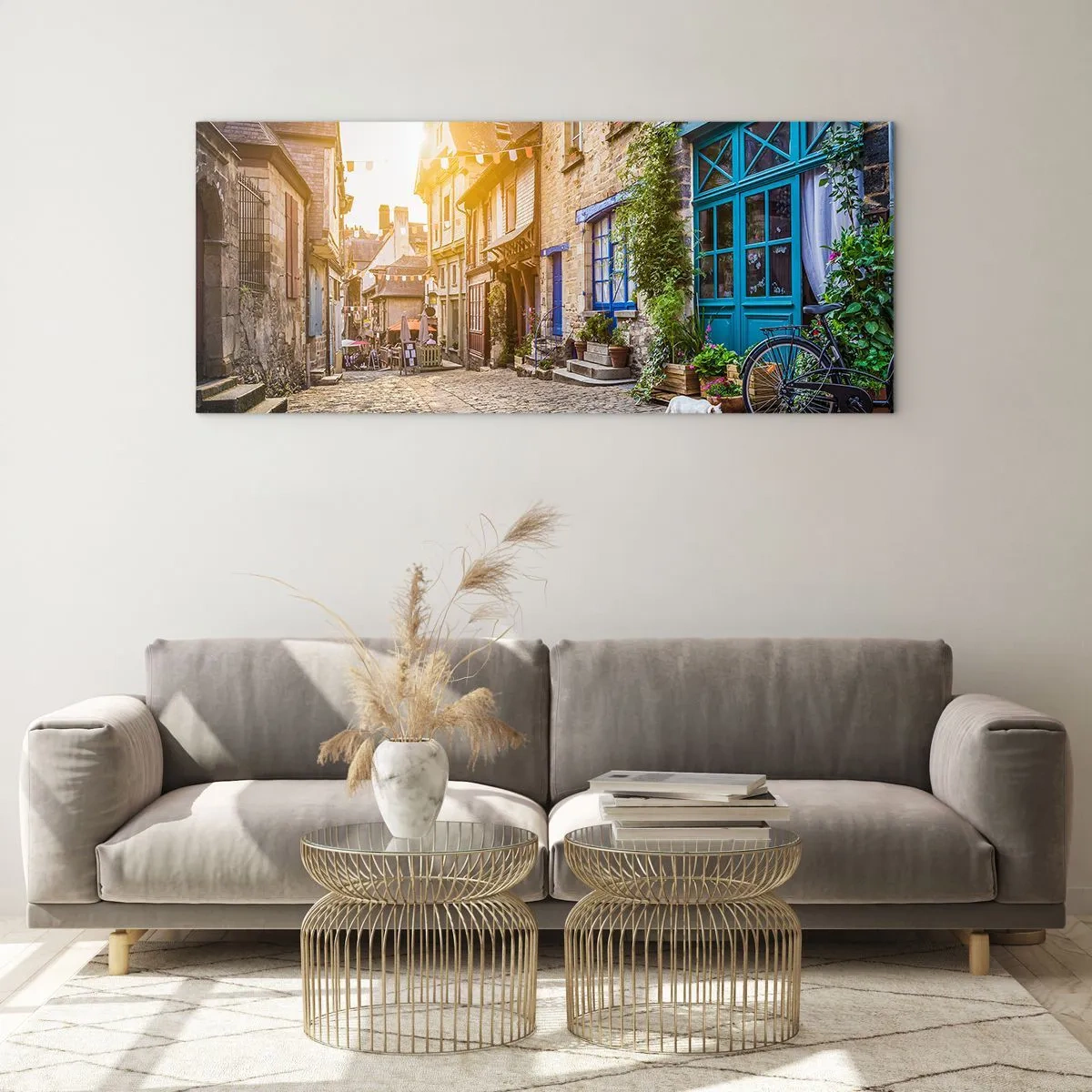Glasbild - Bild auf glas - Eine charmante Straße mit Steinpflaster im Sonnenlicht - 120x50cm - Der weiße Geist der Stadt - Moderne Wanddekoration für Wohnzimmer und Schlafzimmer ARTTOR