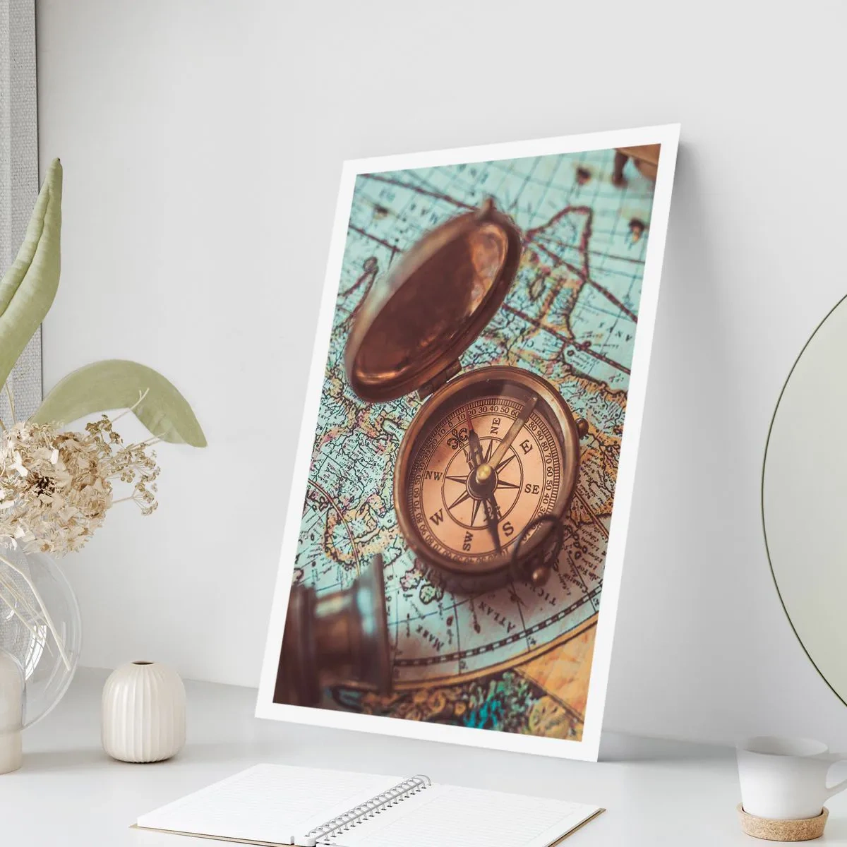Poster - Ein antiker Kompass vor dem Hintergrund einer Weltkarte - 50x70cm - Für den Abenteurer - Moderne Wanddekoration für Wohnzimmer und Schlafzimmer ARTTOR