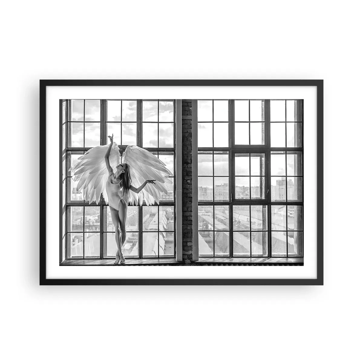 Poster in einem schwarzem Rahmen - Eine Frau mit Engelsflügeln vor dem Hintergrund eines Dachbodenfensters - 70x50cm - Stadt der Engel? - Moderne Wanddekoration für Wohnzimmer und Schlafzimmer ARTTOR