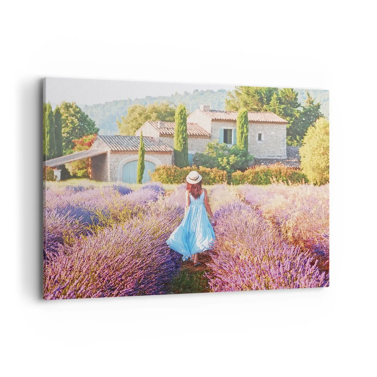Bild auf Leinwand - Leinwandbild - Eine Frau in einem blauen Kleid geht durch ein Lavendelfeld mit Blick auf ein Haus. - 100x70cm - Lavendel Mädchen - Moderne Wanddekoration für Wohnzimmer und Schlafzimmer ARTTOR