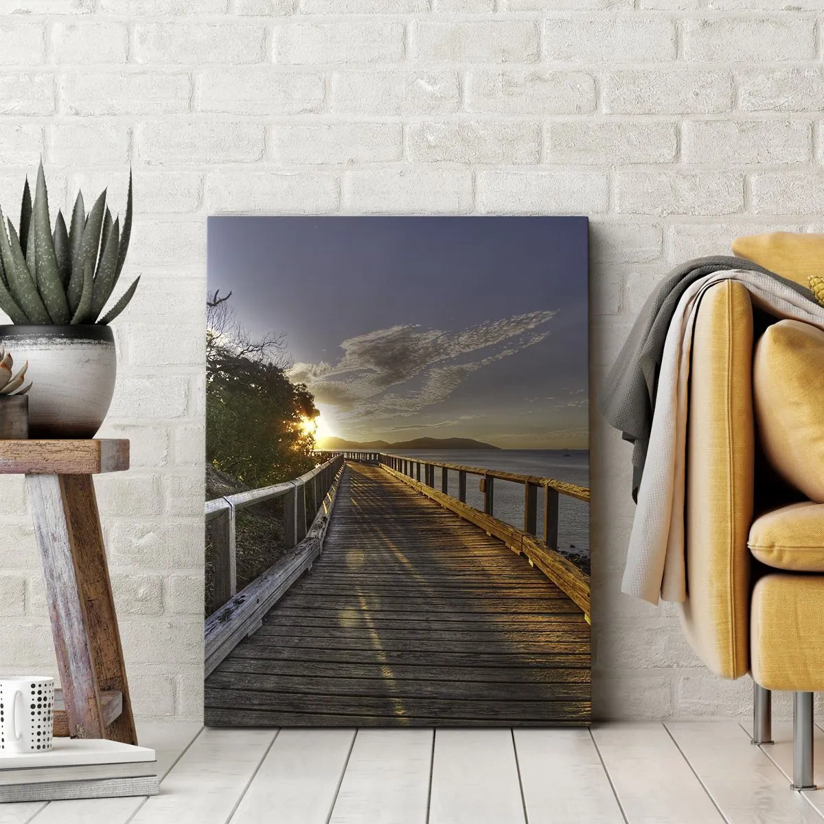 Bild auf Leinwand - Leinwandbild - Ein Holzsteg führt dem Sonnenuntergang über dem Wasser entgegen - 50x70cm - Gehen, weiter der Sonne entgegengehen - Moderne Wanddekoration für Wohnzimmer und Schlafzimmer ARTTOR