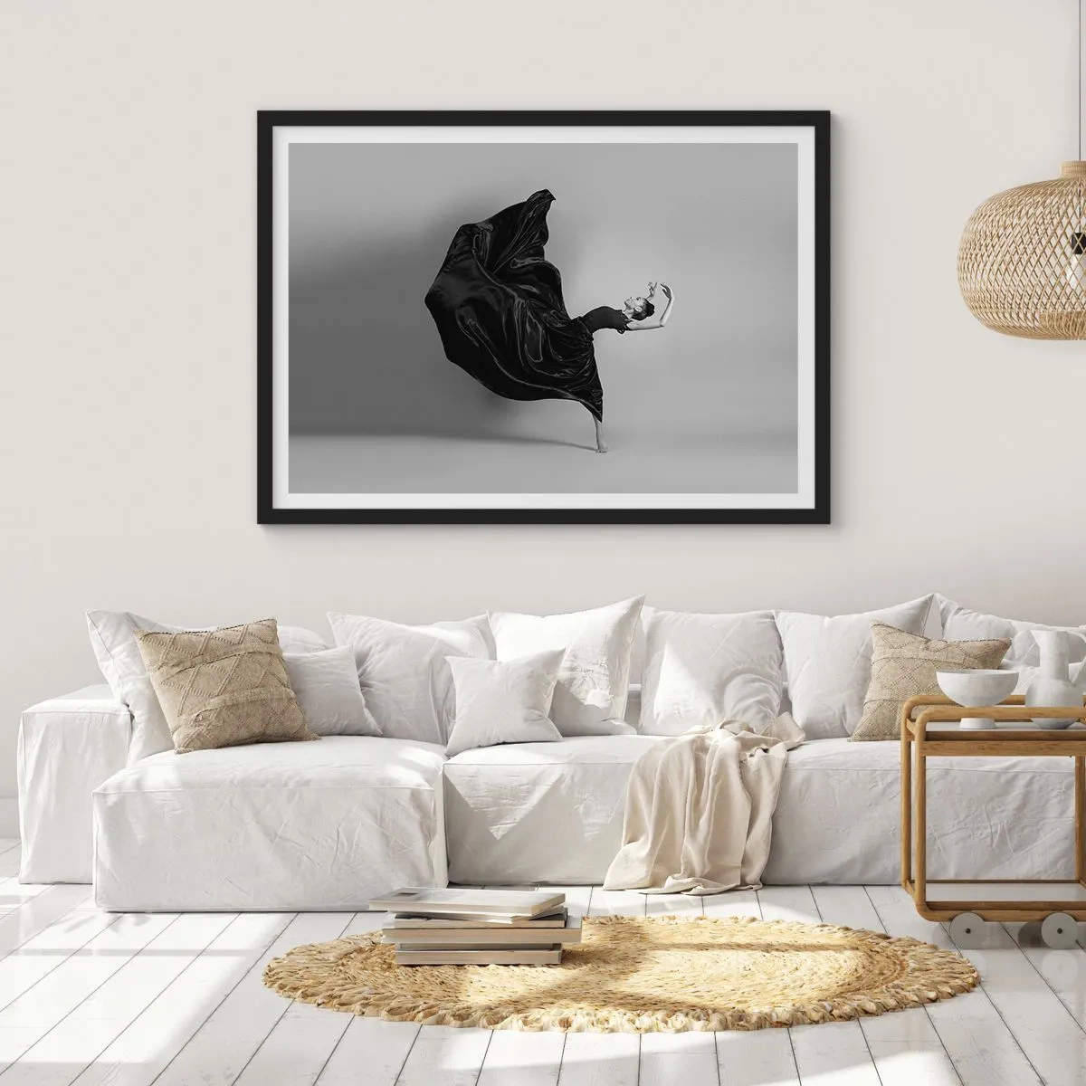 Poster in einem schwarzem Rahmen - Eine elegante Tänzerin in einem schwarzen Kleid in Bewegung - 70x50cm - Beflügelt durch die Musik - Moderne Wanddekoration für Wohnzimmer und Schlafzimmer ARTTOR