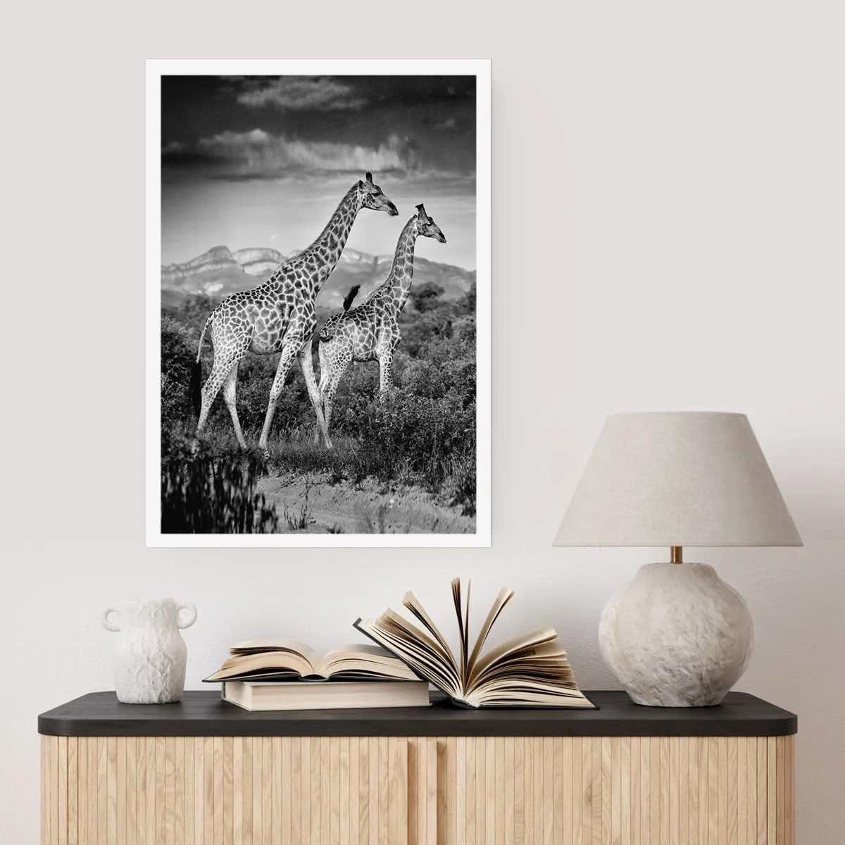 Poster - Schwarz-Weiß-Porträt von Giraffen vor dem Hintergrund einer afrikanischen Landschaft - 50x70cm - Hohe Sphären in Afrika - Moderne Wanddekoration für Wohnzimmer und Schlafzimmer ARTTOR