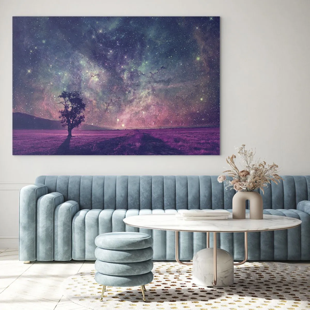 Glasbild - Bild auf glas - Ein Baum vor dem Hintergrund eines Sternenhimmels und einer Galaxie - 70x50cm - Unter dem magischen Himmel - Moderne Wanddekoration für Wohnzimmer und Schlafzimmer ARTTOR