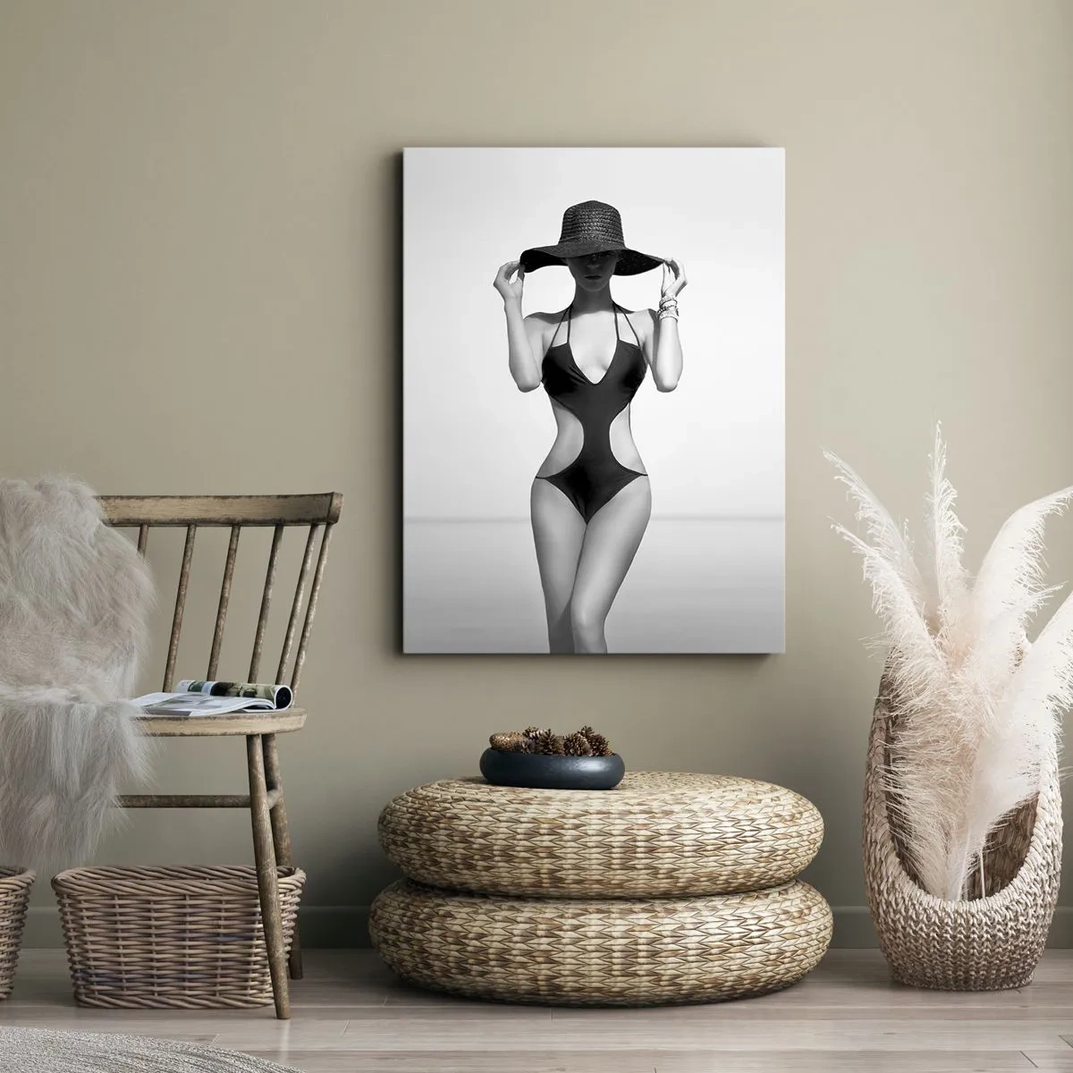Bild auf Leinwand - Leinwandbild - Schwarz-weiße Silhouette einer Frau mit Hut vor dem Meereshintergrund - 50x70cm - Mein Name ist: Eleganz - Moderne Wanddekoration für Wohnzimmer und Schlafzimmer ARTTOR