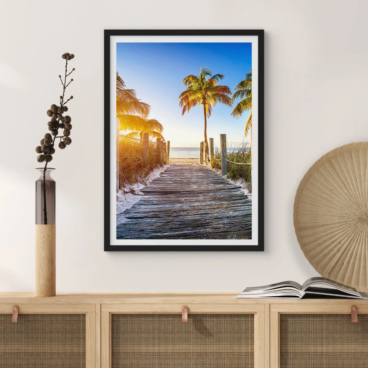 Poster in einem schwarzem Rahmen - Holzweg zum Strand mit Palmen im Sonnenlicht - 50x70cm - Direkt ins Paradies - Moderne Wanddekoration für Wohnzimmer und Schlafzimmer ARTTOR