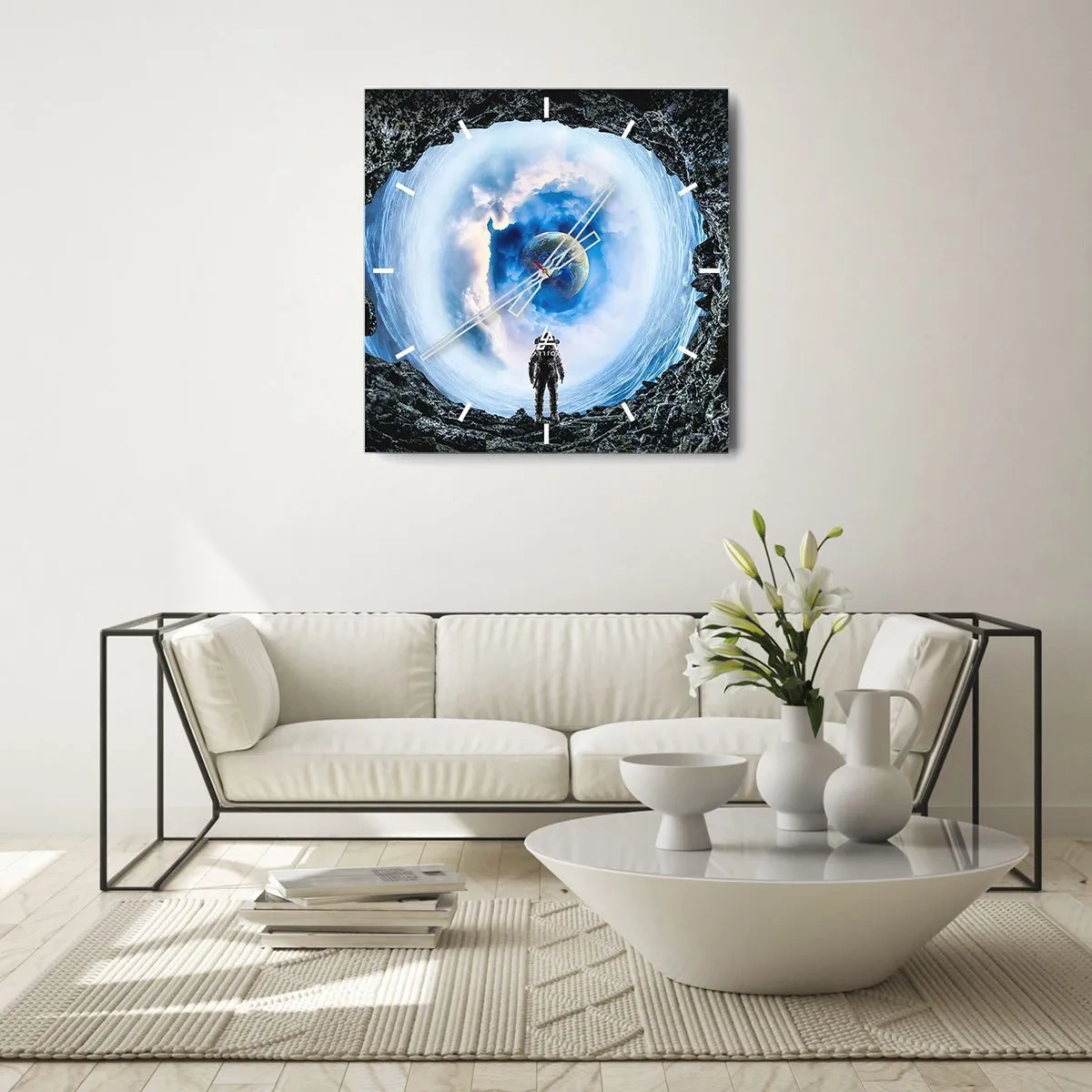 Wanduhr - Glasuhr - Astronaut vor einer Weltraumlandschaft mit der Erde im Hintergrund - 30x30cm - Es ist nicht weit von zu Hause - Moderne Wanddekoration für Wohnzimmer und Schlafzimmer ARTTOR