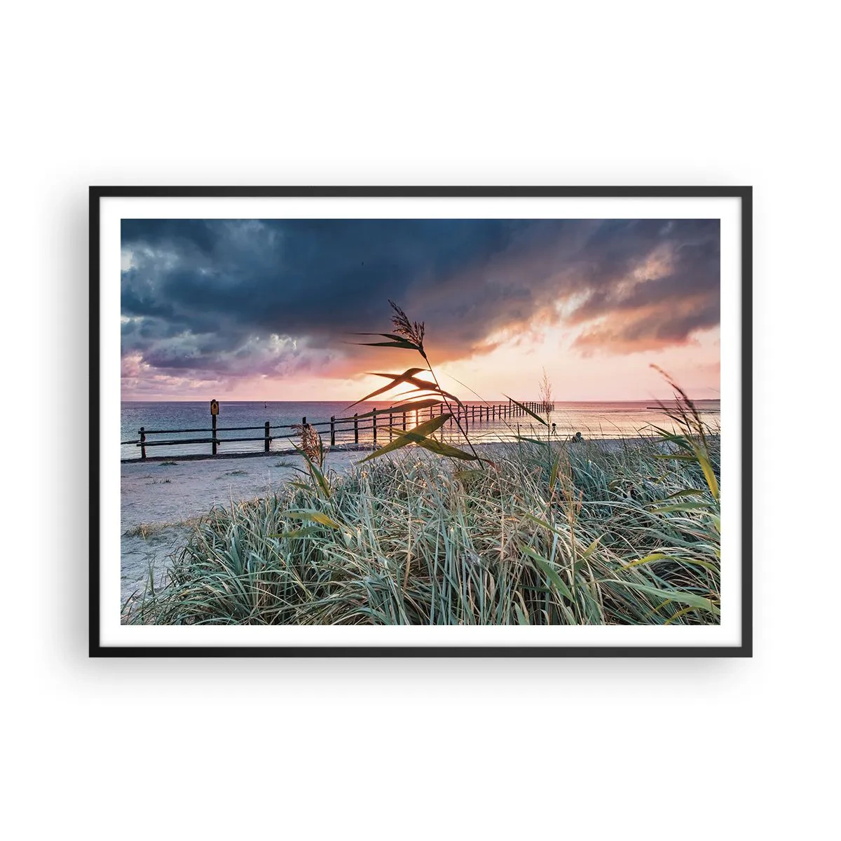 Poster in einem schwarzem Rahmen - Strand bei Sonnenuntergang mit Gräsern im Vordergrund - 100x70cm - Es vergeht nicht mit dem Wind - Moderne Wanddekoration für Wohnzimmer und Schlafzimmer ARTTOR