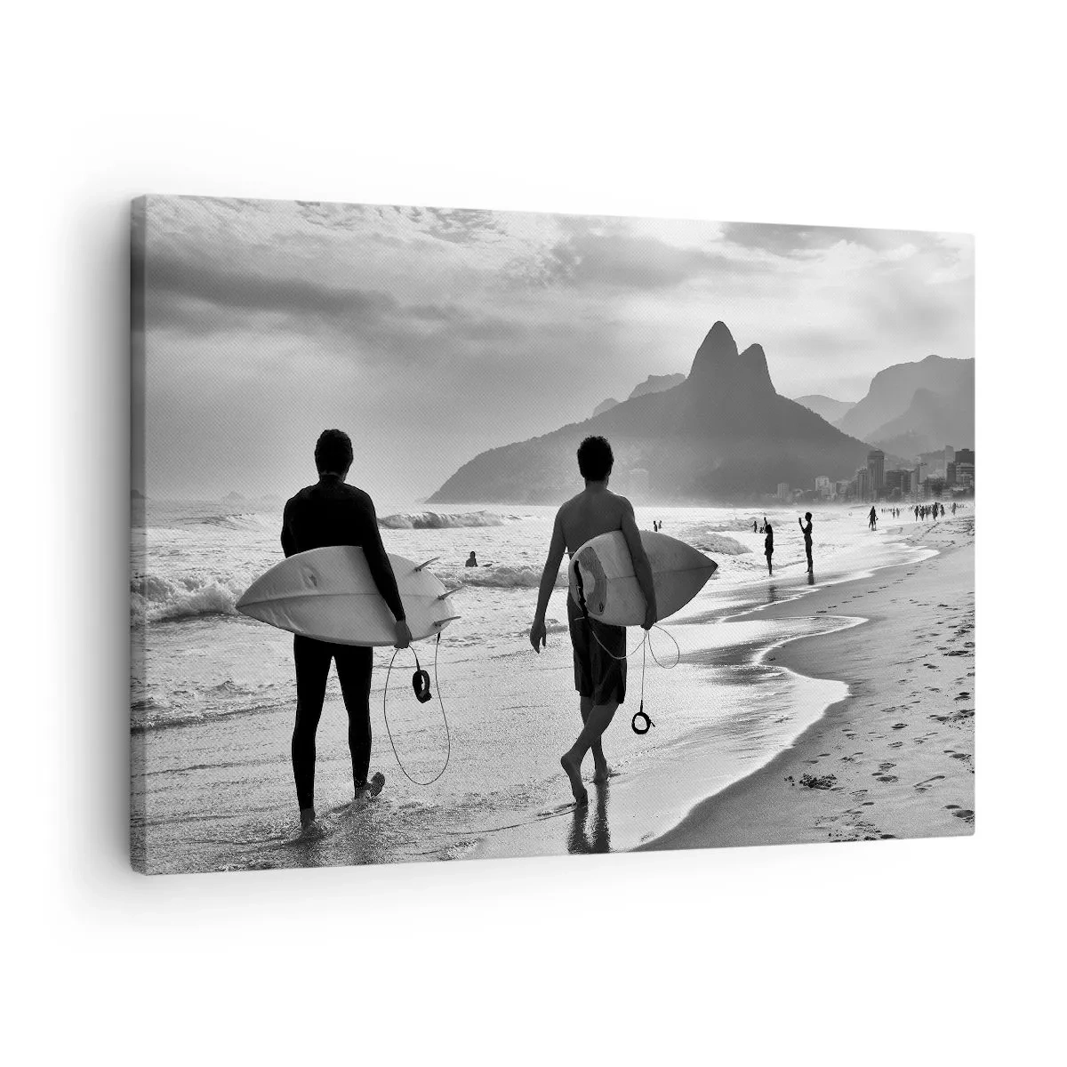 Bild auf Leinwand - Leinwandbild - Zwei Surfer laufen mit ihren schwarz-weißen Brettern am Strand entlang. - 70x50cm - Single-Wave-Samba - Moderne Wanddekoration für Wohnzimmer und Schlafzimmer ARTTOR