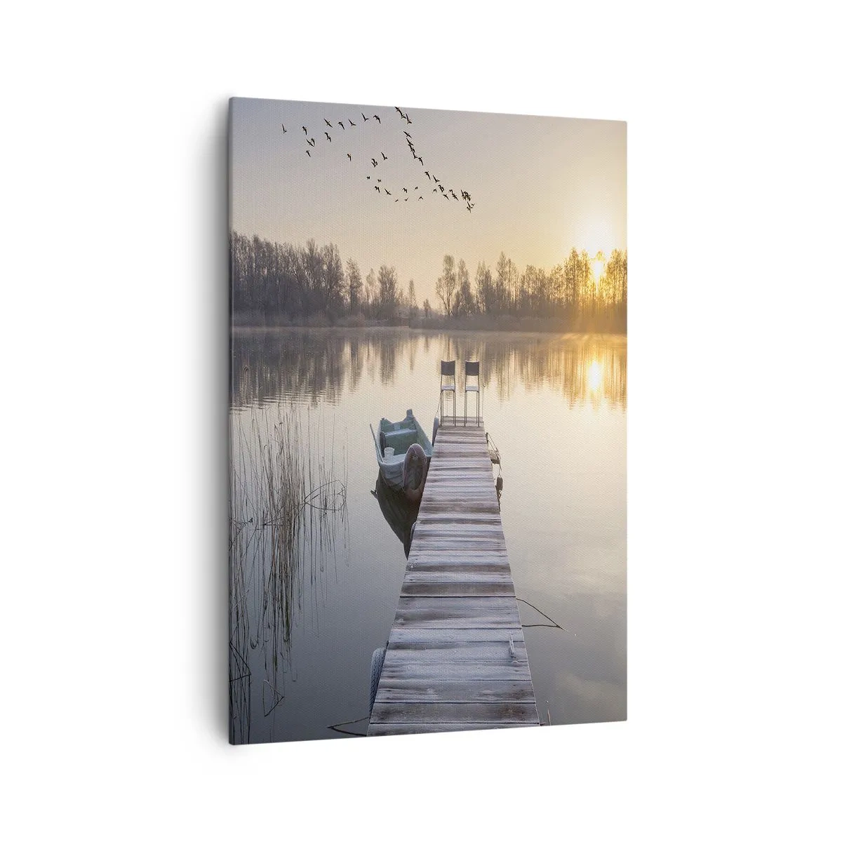 Bild auf Leinwand - Leinwandbild - Ein Pier am Seeufer am Morgen mit einem Boot und Stühlen - 70x100cm - Ich komme nach einiger Zeit zurück - Moderne Wanddekoration für Wohnzimmer und Schlafzimmer ARTTOR
