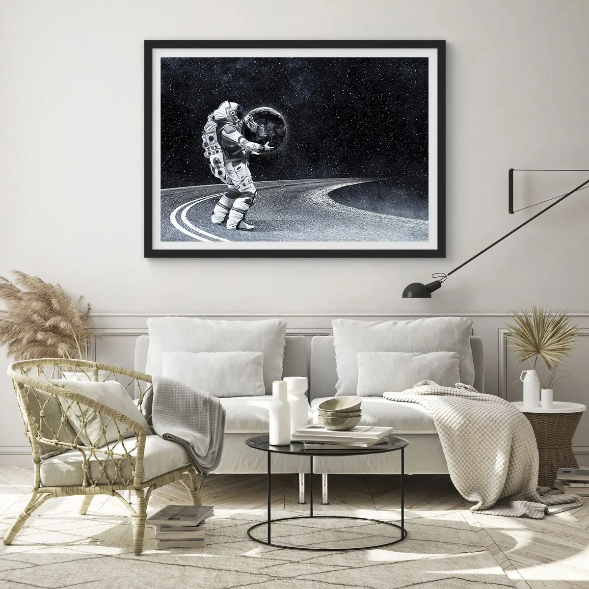 Poster in einem schwarzem Rahmen - Astronaut mit Erde vor dem Sternenhimmel - 70x50cm - Auf der Milchstraße - Moderne Wanddekoration für Wohnzimmer und Schlafzimmer ARTTOR