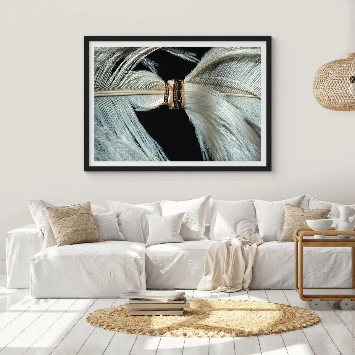 Poster in einem schwarzem Rahmen - Eine weiße Feder mit zwei goldenen Ringen auf schwarzem Hintergrund - 70x50cm - ... und ich werde dich nicht verlassen ... - Moderne Wanddekoration für Wohnzimmer und Schlafzimmer ARTTOR